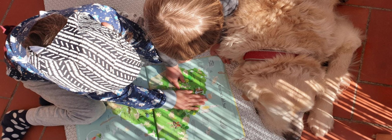 niños y perro compartiendo el momento de lectura de un cuento